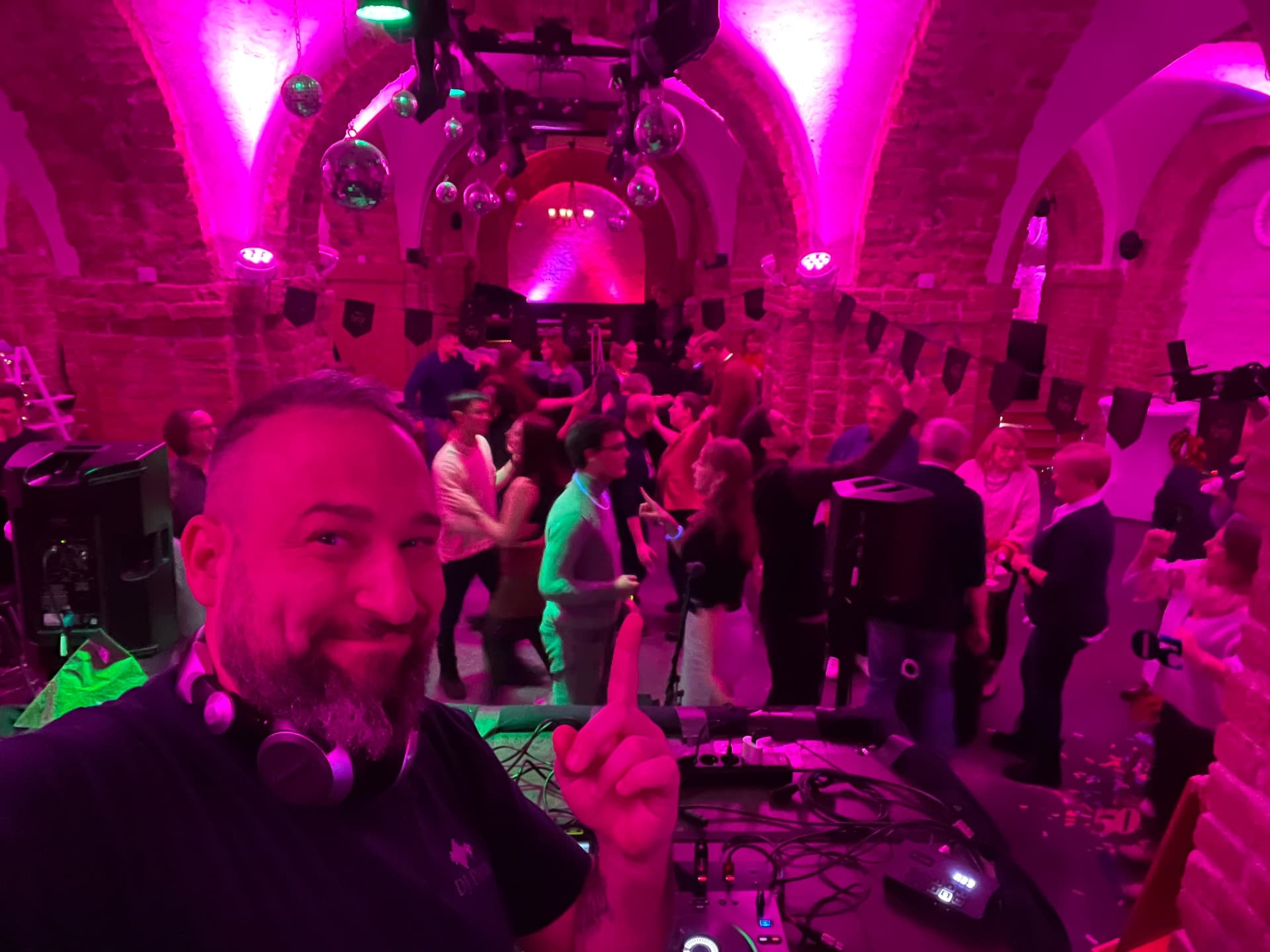 Book a DJ in Frankfurt: Find Your DJ Now! - Listando